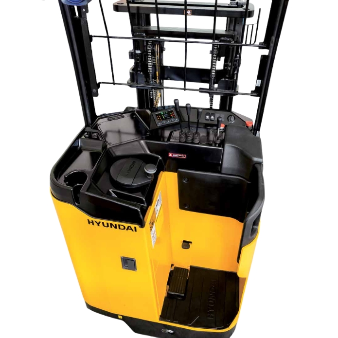 Khoang lái xe nâng điện đứng lái Hyundai Hàn Quốc nhìn từ trên cao