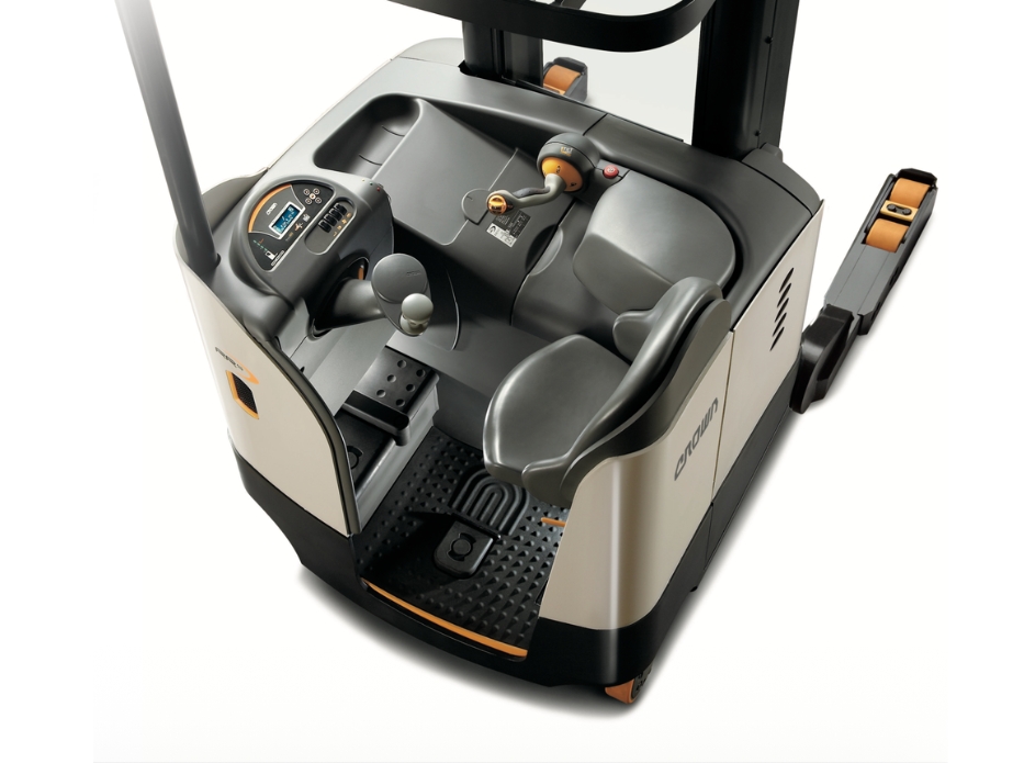 Khoang lái xe nâng Reach Truck RR với tầm nhìn bao quát siêu rộng