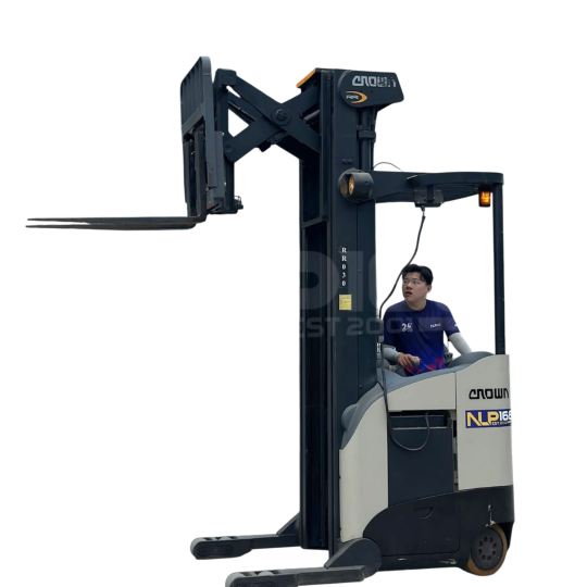 Cho thuê xe nâng Crown chuyên phục vụ kho có giá kệ cao tầng