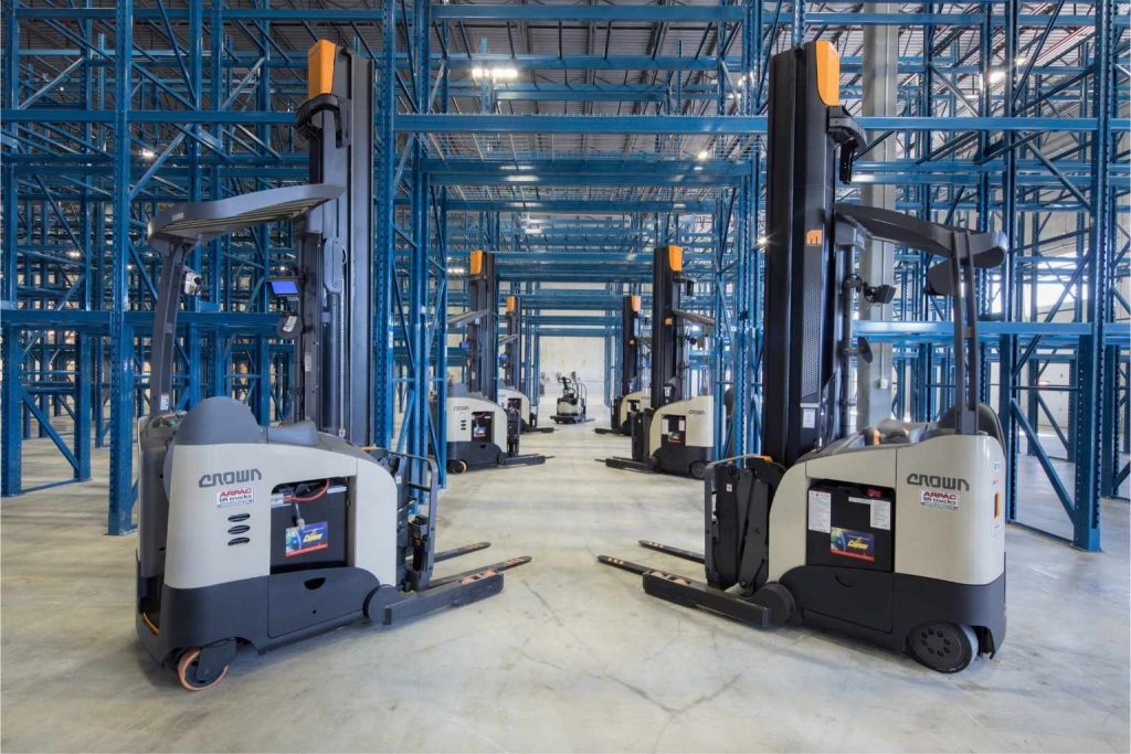 Xe nâng điện Reach Truck Crown cho giá kệ