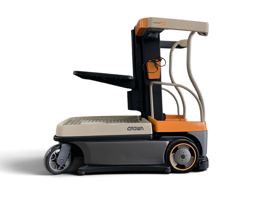 Xe nâng người Crown sử dụng trong giá kệ phù hợp với kho có lối đi hẹp hàng nhẹ
