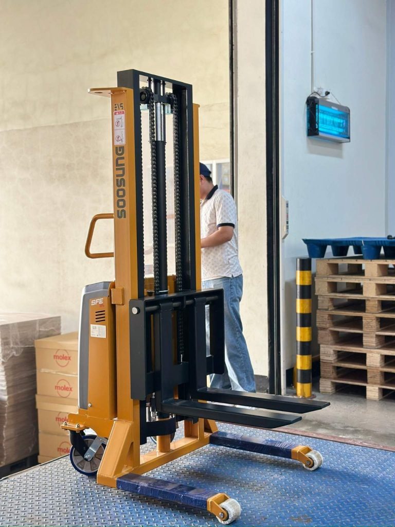 Xe nâng bán tự động Soosung