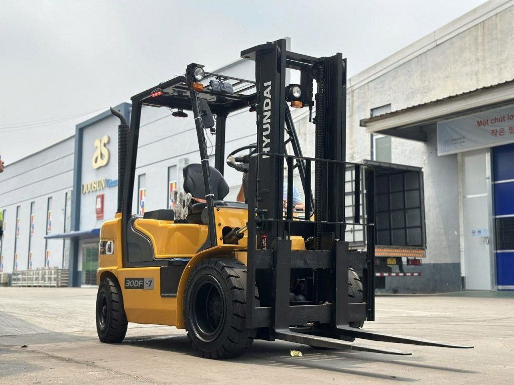 Xe nâng dầu 3 tấn